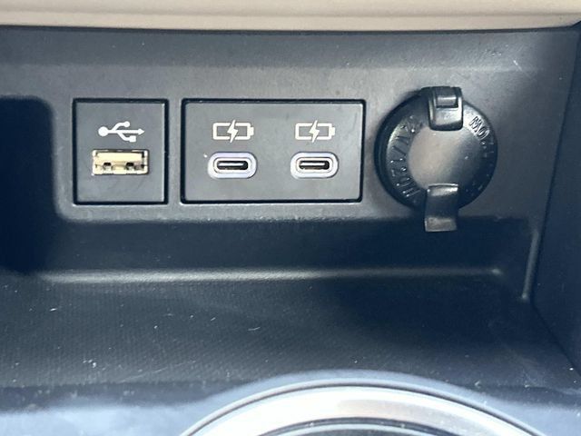 Used 2023 Toyota Highlander XLE AWD/4WD image 37