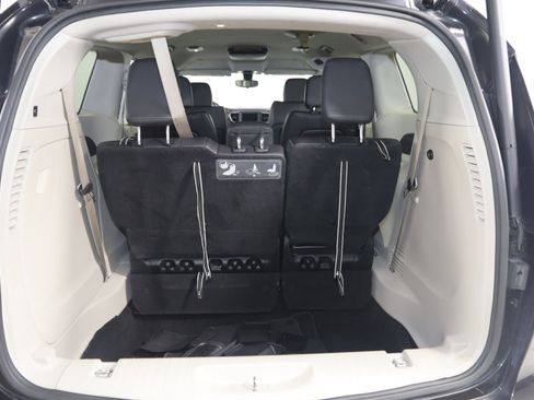 Used 2018 Chrysler Pacifica Touring-L FWD image 47