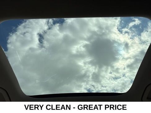 Used 2023 Mercedes-Benz GLB 250 4MATIC w/ Premium Package image 18