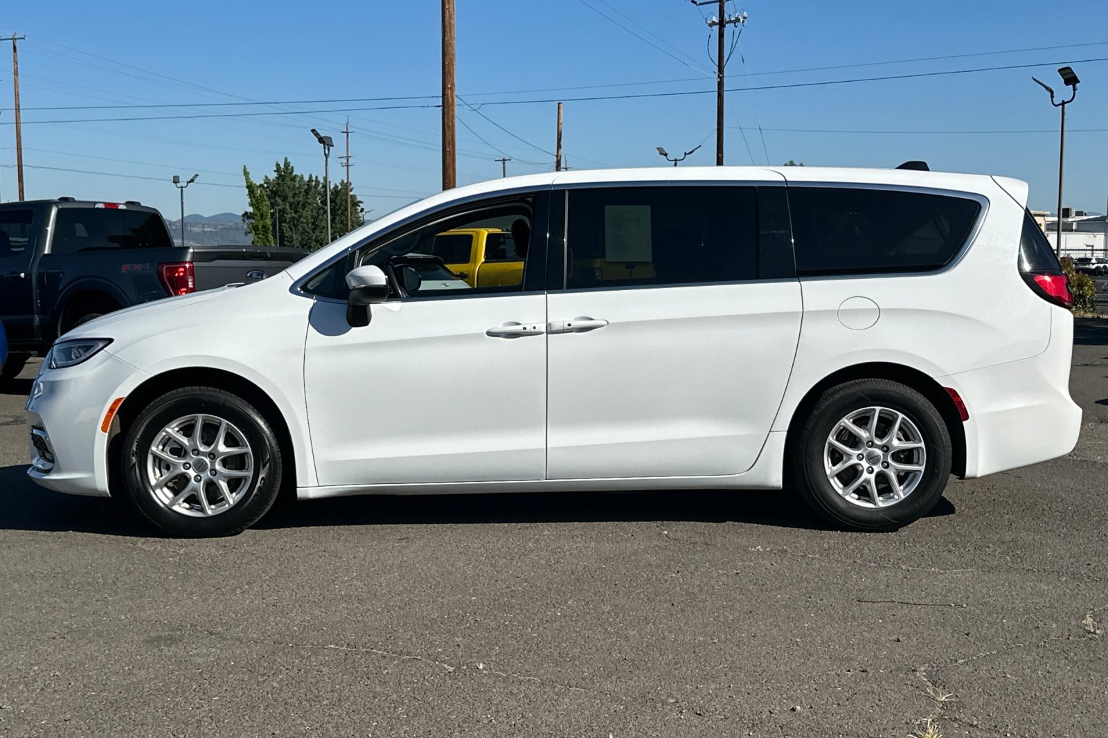 Used 2023 Chrysler Pacifica Touring-L FWD image 7