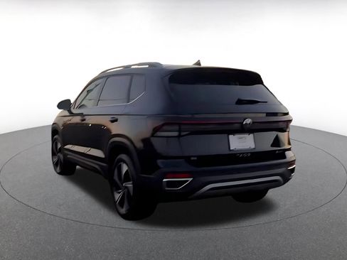 Used 2025 Volkswagen Taos SE image 10