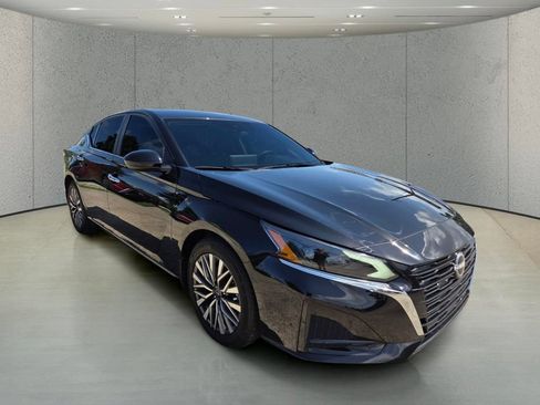 Used 2024 Nissan Altima 2.5 SV w/ SV Premium Package FWD image 7