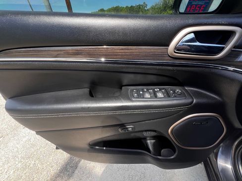 Used 2017 Jeep Grand Cherokee Overland w/ Jeep Active Safety Group image 17