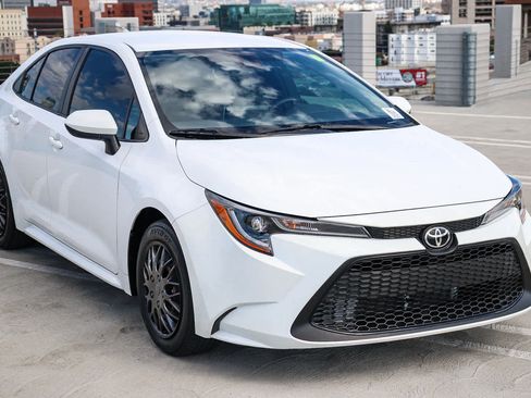 Used 2021 Toyota Corolla LE image 3