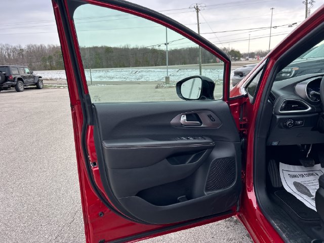 New 2026 Chrysler Pacifica Select FWD image 31