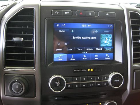 Used 2018 Ford Expedition XLT w/ Equipment Group 202A AWD/4WD image 19