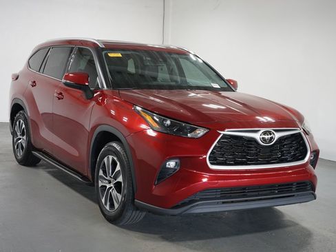 Used 2022 Toyota Highlander XLE image 3