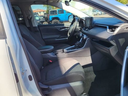 Used 2021 Toyota RAV4 XLE w/ Convenience Package FWD image 20