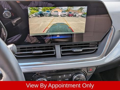 Used 2025 Chevrolet Trax LT w/ LT Convenience Package FWD image 17