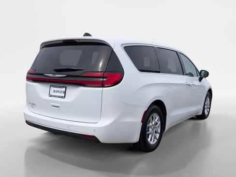 Used 2023 Chrysler Pacifica Touring-L FWD image 6