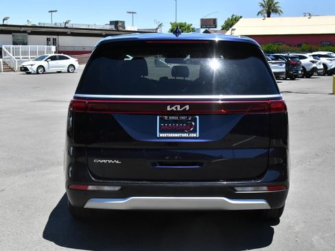 Used 2024 Kia Carnival LX FWD image 7