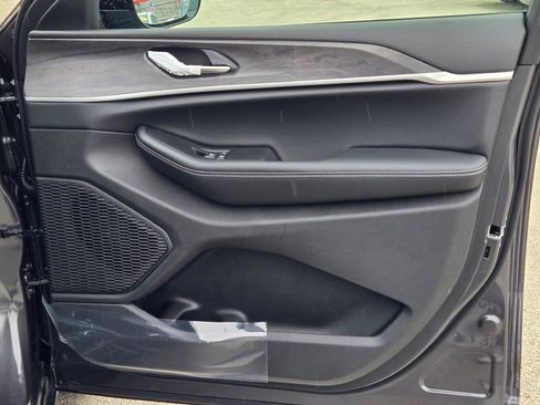 New 2025 Jeep Grand Cherokee L Limited image 7