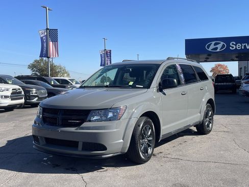 Used 2020 Dodge Journey SE w/ SE Popular Equipment Group image 3