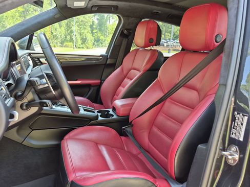 Certified 2021 Porsche Macan Turbo AWD/4WD image 5