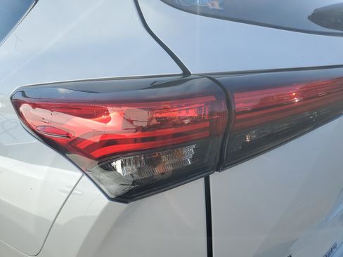 Used 2023 Toyota Highlander XLE image 9