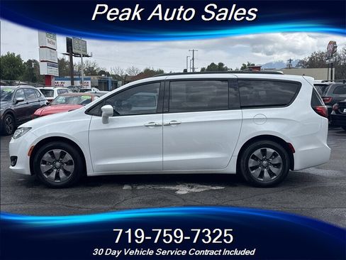 Used 2018 Chrysler Pacifica Touring-L w/ Premium Audio Group FWD image 4