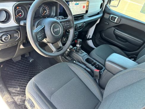 Used 2025 Jeep Wrangler Unlimited Sport AWD/4WD image 16