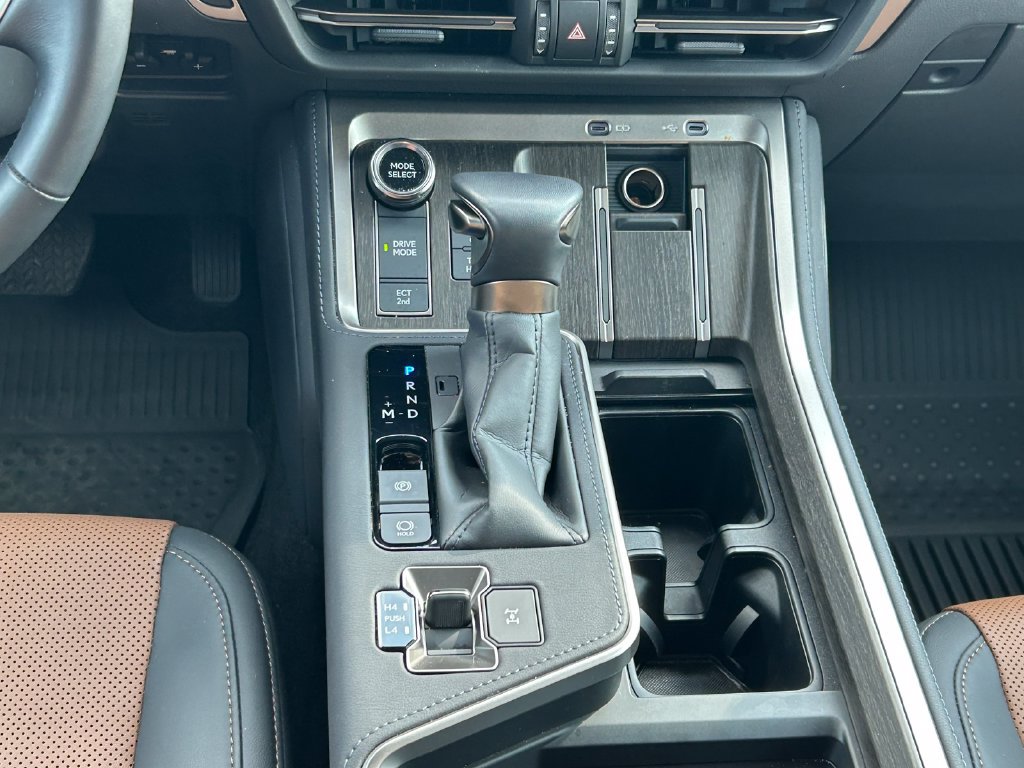 Used 2025 Lexus GX 550 w/ Accessory Package (31) AWD/4WD image 23