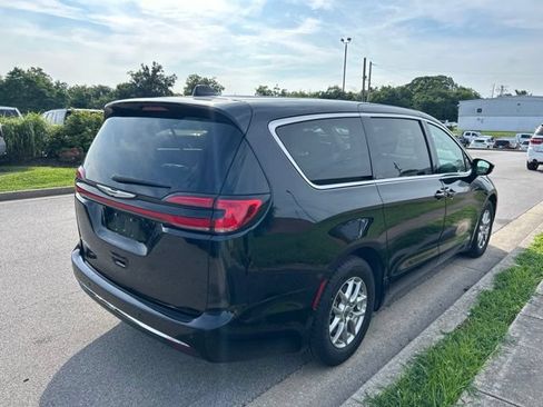 Used 2024 Chrysler Pacifica Touring-L FWD image 3