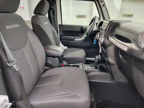 Used 2017 Jeep Wrangler Sahara image 12