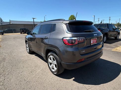 Used 2018 Jeep Compass Latitude w/ Popular Equipment Group FWD image 3