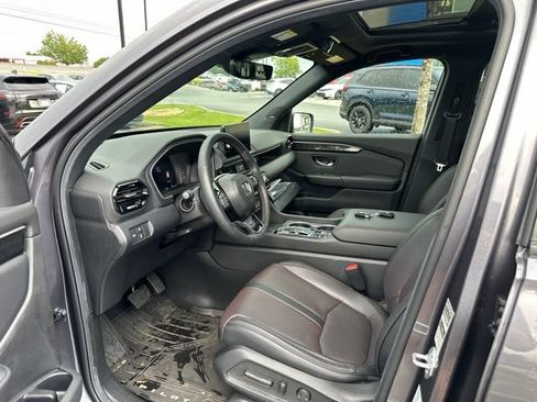 Certified 2025 Honda Pilot Black Edition image 8