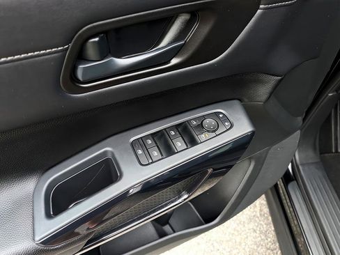Used 2025 Nissan Pathfinder SV AWD/4WD image 17