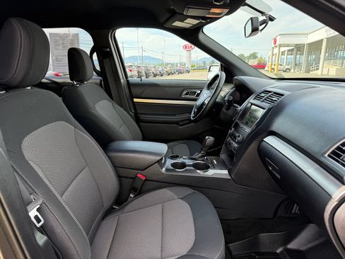 Used 2018 Ford Explorer XLT w/ Equipment Group 201A FWD image 13