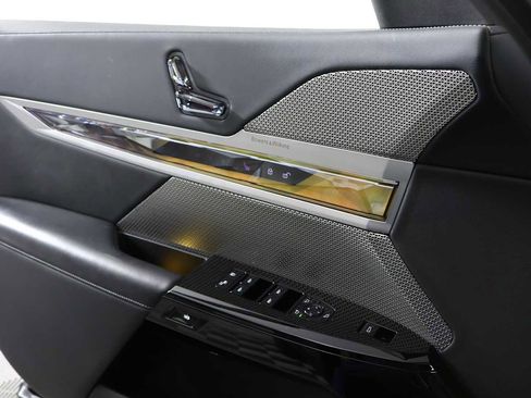 Used 2023 BMW 760i xDrive w/ Executive Package image 15