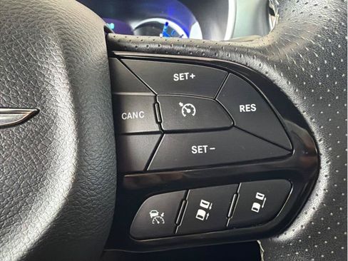 Used 2020 Chrysler Pacifica Limited w/ Advanced Safetytec Group FWD image 19