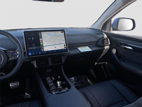 New 2025 VinFast VF 8 Eco image 23