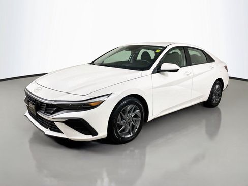 Used 2024 Hyundai Elantra SEL FWD image 4