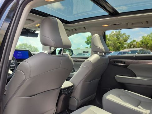 Certified 2024 Toyota Highlander Platinum FWD image 14