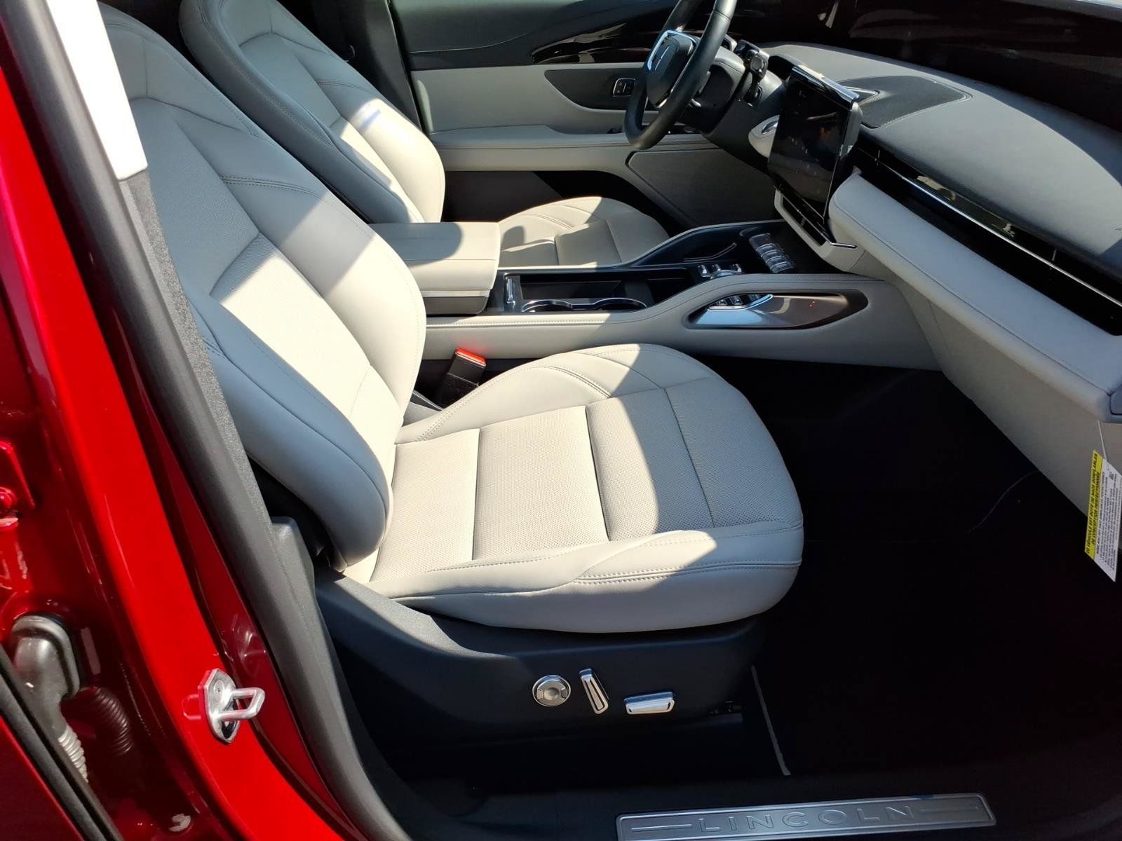 Used 2026 Lincoln Nautilus Premier AWD/4WD image 9