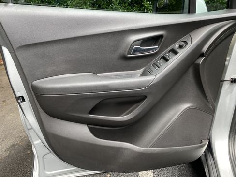 Used 2018 Chevrolet Trax LS FWD image 15