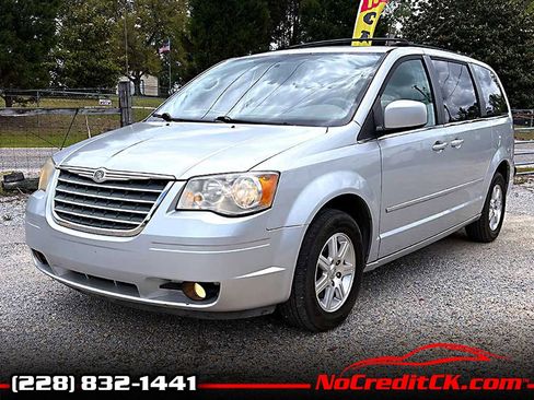 Used 2009 Chrysler Town & Country Touring FWD image 9