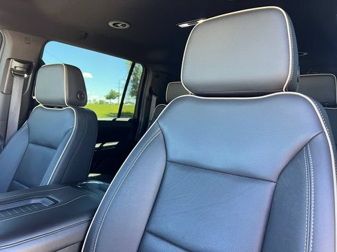 Used 2024 GMC Yukon XL SLT w/ SLT Luxury Package AWD/4WD image 14