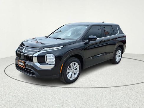 New 2026 Mitsubishi Outlander ES FWD image 2