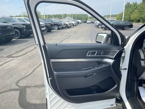Used 2018 Ford Explorer XLT w/ Equipment Group 202A AWD/4WD image 23