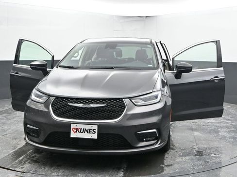 Used 2023 Chrysler Pacifica Touring-L image 50