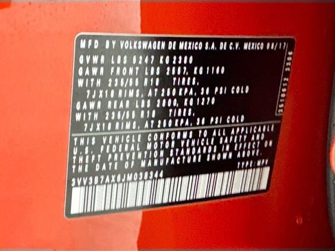 Used 2018 Volkswagen Tiguan SE w/ 18" Alloy Wheels Package image 12