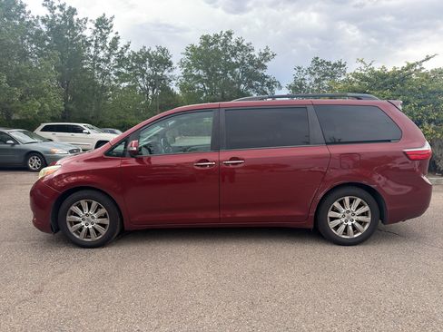 Used 2017 Toyota Sienna Limited Premium FWD image 2