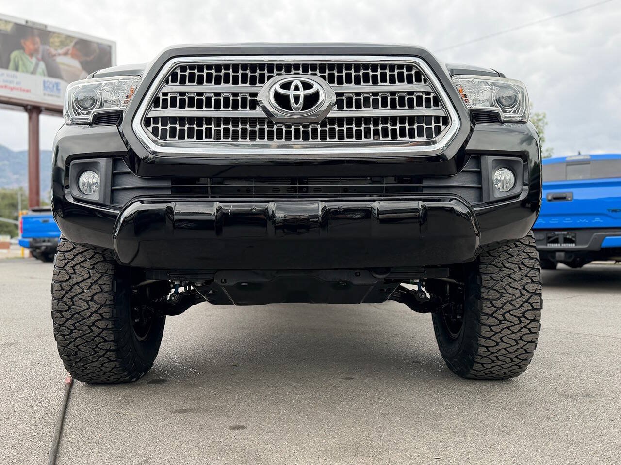 Used 2017 Toyota Tacoma TRD Sport w/ Premium & Technology Package AWD/4WD image 13