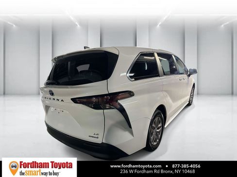 Used 2024 Toyota Sienna LE FWD image 4