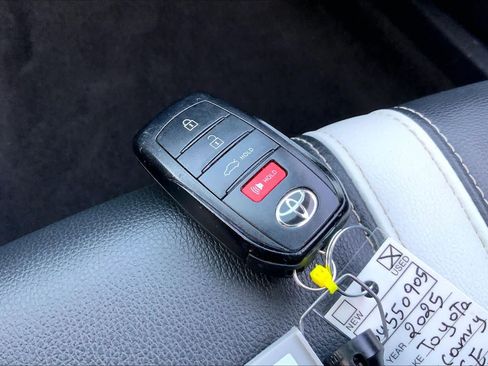 Used 2025 Toyota Camry SE FWD image 14