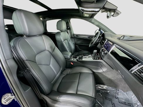 Certified 2025 Porsche Macan AWD/4WD image 31