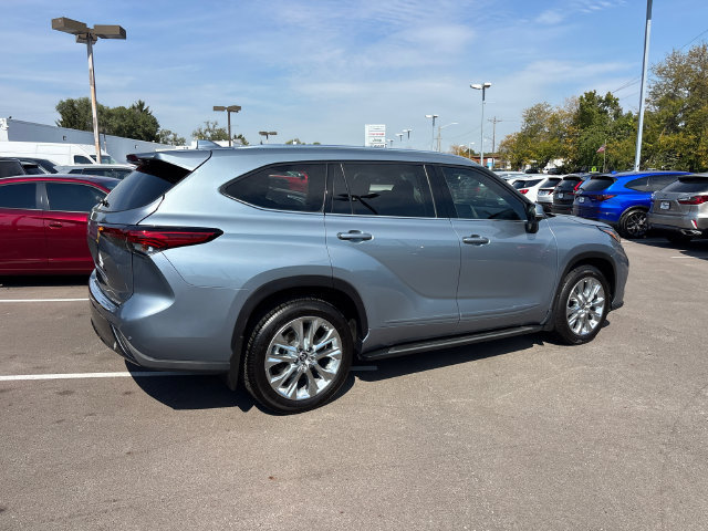 Used 2021 Toyota Highlander Limited FWD image 31