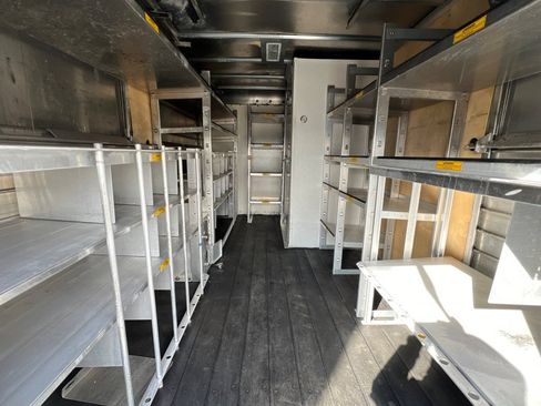 Used 2015 Chevrolet Express 4500 RWD image 16
