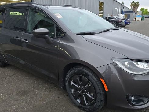 Used 2020 Chrysler Pacifica Touring-L w/ S Appearance Package FWD image 3