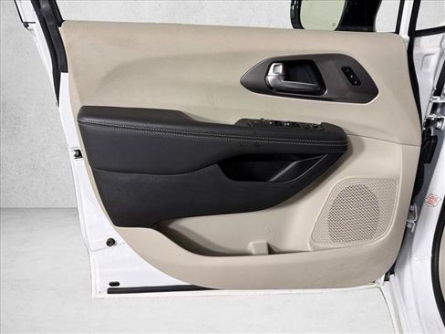 Used 2024 Chrysler Pacifica Touring-L FWD image 10